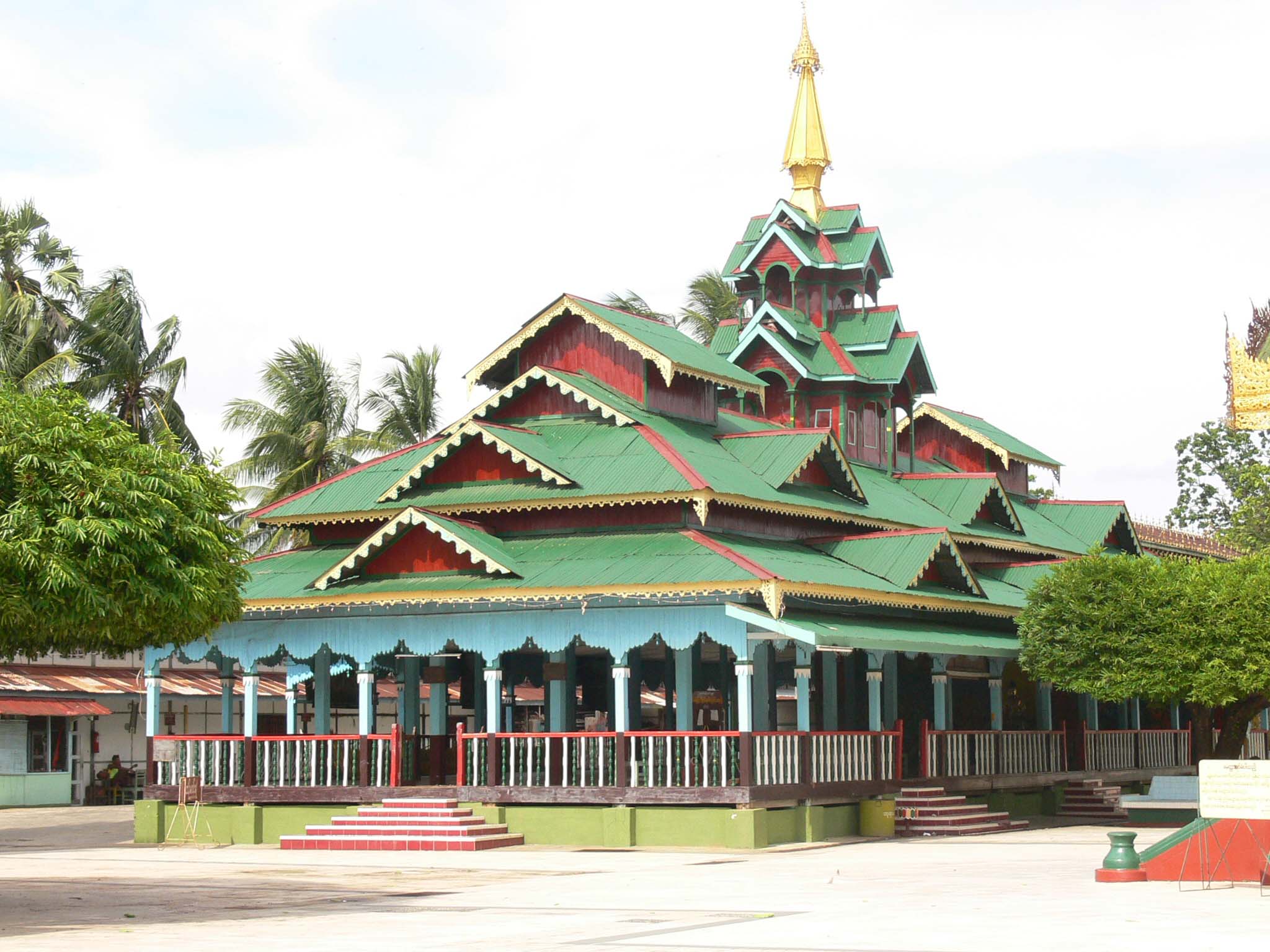 http://bangkokground.files.wordpress.com/2007/07/pagoda-in-bago.jpg